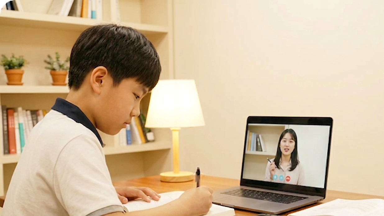 학생이 노트북으로 화상 과외 수업을 듣는 모습